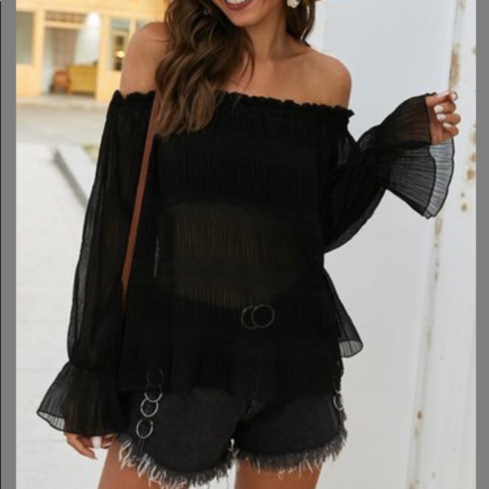 BRAND NEW ON/OFF SHOULDER TOP
